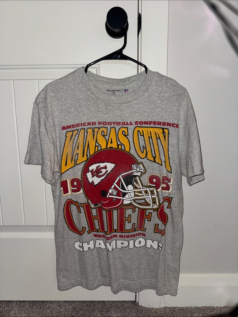 Abercrombie & Fitch Kansas City Chiefs Gray Graphic Tee - Team Logo